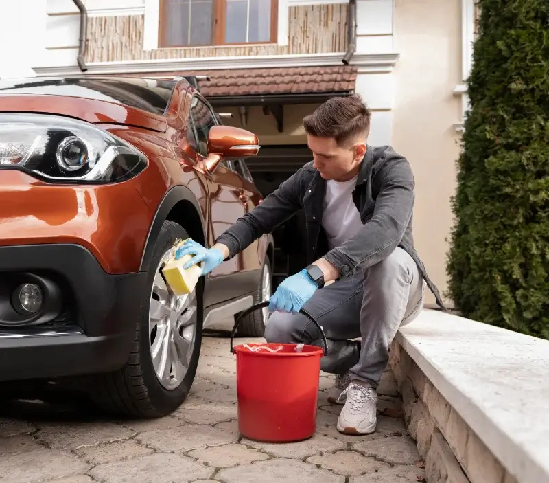 Lavage auto à domicile Saint-Lyphard : professionnel intervenant sur un véhicule
